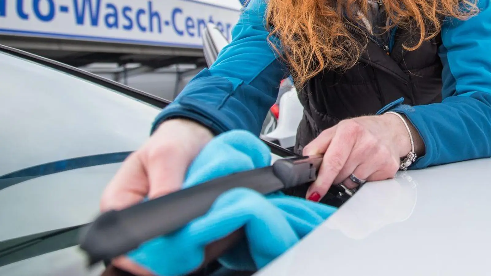 Bevor man die Wischer austauscht, sollte man die Wischerblätter gründlich reinigen - danach arbeiten sie womöglich wieder tadellos. (Foto: Christin Klose/dpa-tmn/dpa)