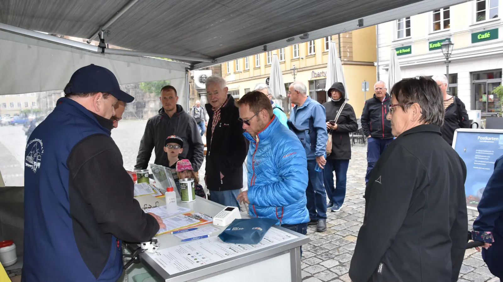 Reger Betrieb am Labormobil der VSR-Gewässerschutz in Ansbach zur Brunnenwasser-Analyse: Die Bürger wollten wissen, wofür sie ihr Wasser bedenkenlos nutzen können. (Foto: Silvia Schäfer)