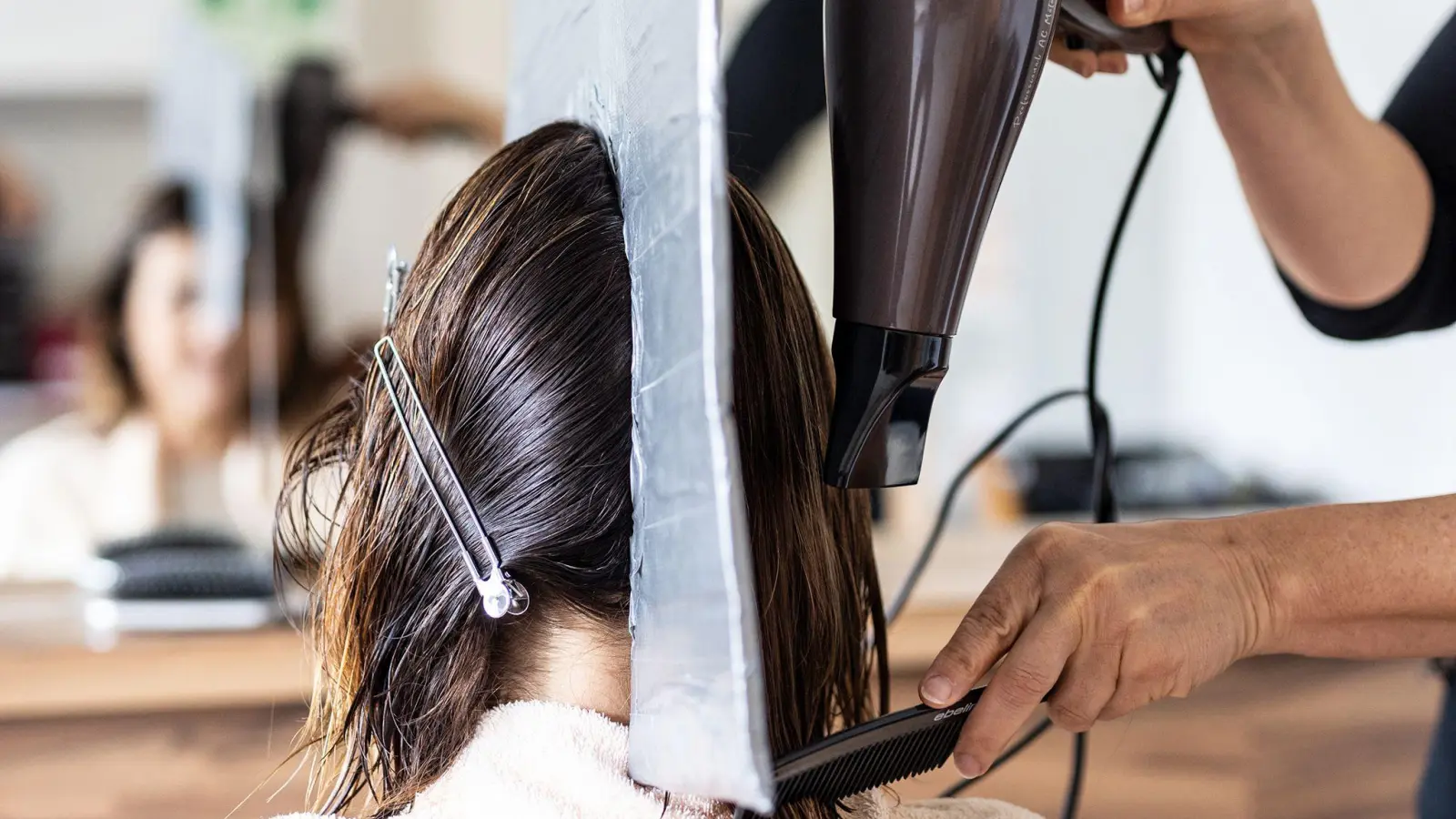 Die Haartrockner wurden auch im Friseursalon einem Test unterzogen. (Foto: Dominik Gigler/Stiftung Warentest/dpa-tmn)