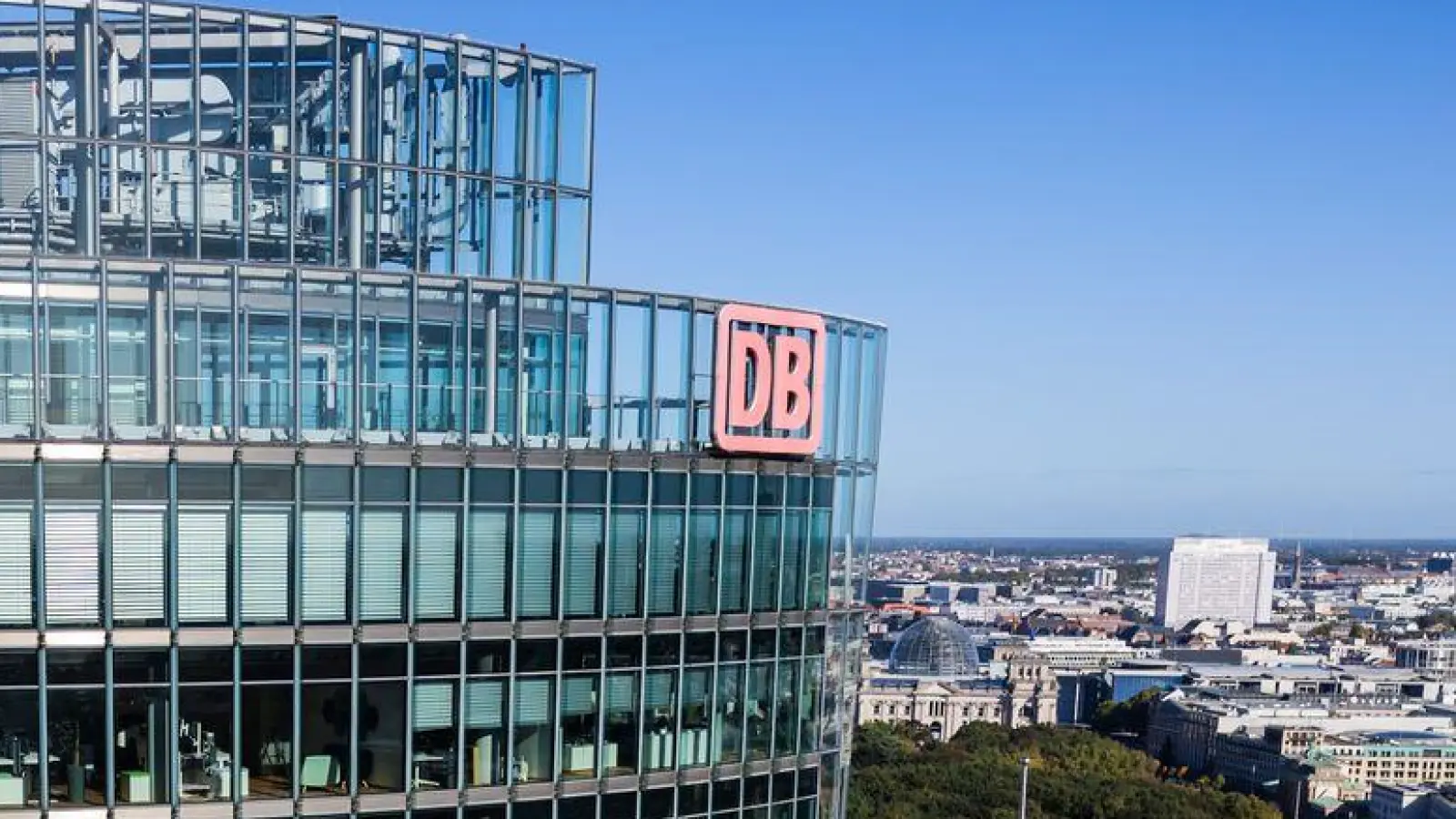 Bei der Deutschen Bahn gehen die Tarifverhandlungen mit der Lokführergewerkschaft GDL am Montag weiter. (Archivbild) (Foto: Christoph Soeder/dpa)
