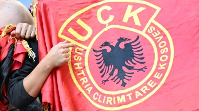Im Fanblock der Albaner tauchten Flaggen der UCK, einer ultranationalistischen Miliz, auf. (Foto: dpa)
