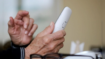 Die Betrüger behaupteten, eine Angehörige des 84-Jährigen hätte einen schweren Unfall verursacht. (Symbolbild) (Foto: Roland Weihrauch/dpa)