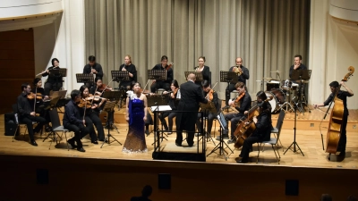 Eröffnete die Konzertsaison des Ansbacher Theaters: Würzburger Kammerorchester mit seinem Programm „Cinema Serenade” im Onoldiasaal. (Foto: Christina Özbek)