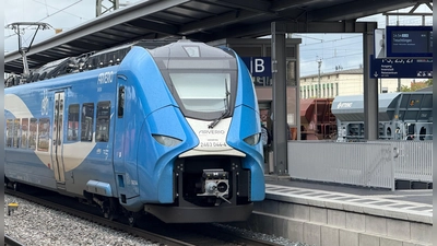 Für gewöhnlich fährt dieser blaue Zug von Arverio von Uffenheim nach Ansbach. Aktuell aber verkehrt nur ein Bus als Ersatzverkehr. (Symbolbild: Manfred Blendinger)