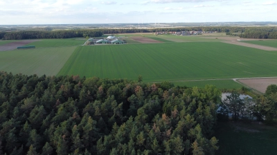 Im Harter Forst südlich von Wilhermsdorf-Kreben (rechts im Bild) ist ein Windpark mit fünf Windkraftanlagen und einer installierten Gesamtleistung von 36 Megawatt geplant. (Foto: Yvonne Neckermann)
