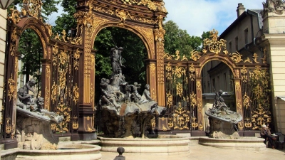 Prächtig und mit Gold geschmückt sind die Tore am Place Stanislas in Nancy aus dem 18. Jahrhundert. (Foto: Bernd F. Meier/dpa-tmn)