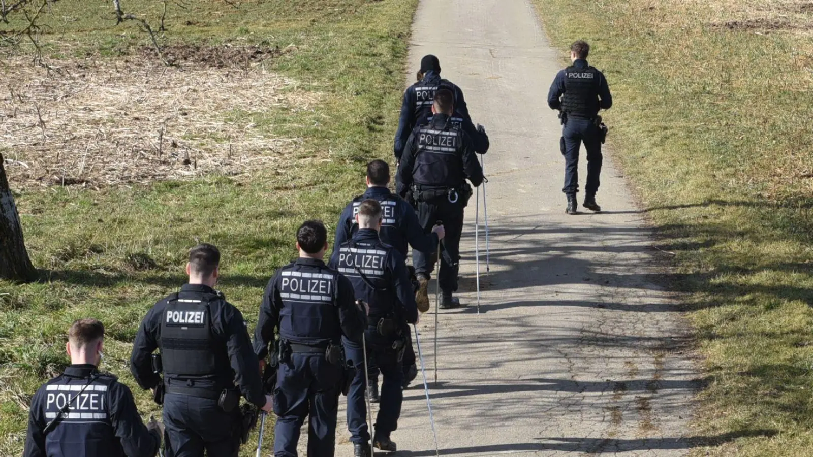 Einsatzkräfte der Polizei suchen das Fundgebiet nach Hinweisen ab.  (Foto: Jonas Günther/dpa)