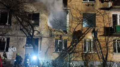 Mehrere Wohngebäude wurden bei den Angriffen beschädigt. (Foto: Efrem Lukatsky/AP/dpa)