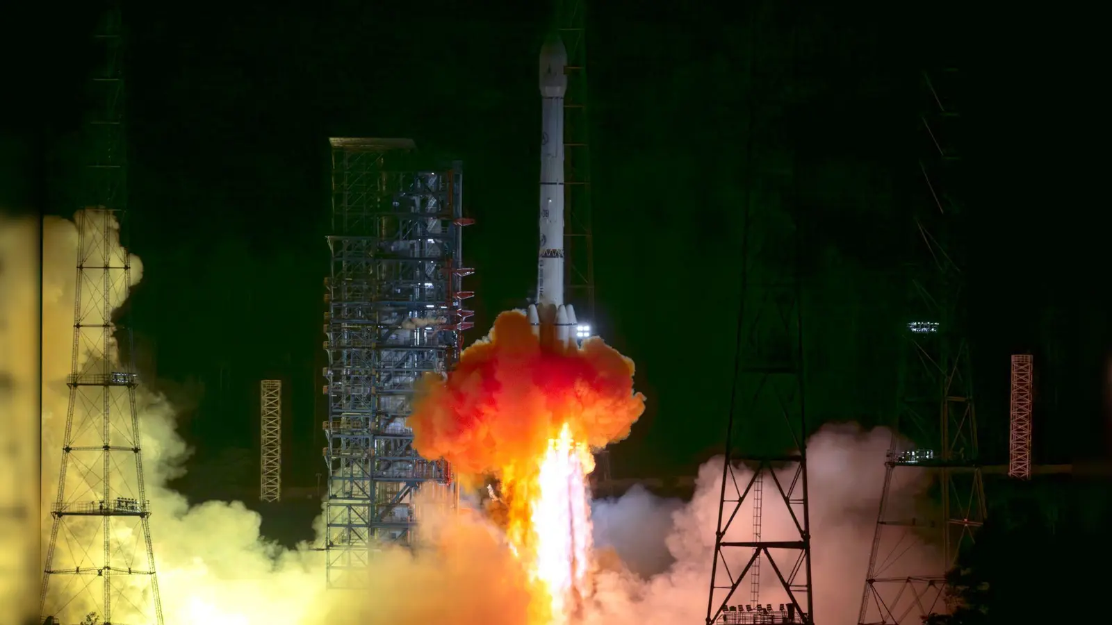 Chinas Tianwen-2-Sonde hob vergangenes Jahr an Bord einer Langer-Marsch-3B-Trägerrakete ab. Nun hat sie ihr Ziel erreicht. (Archivbild) (Foto: Cai Yang/XinHua/dpa)