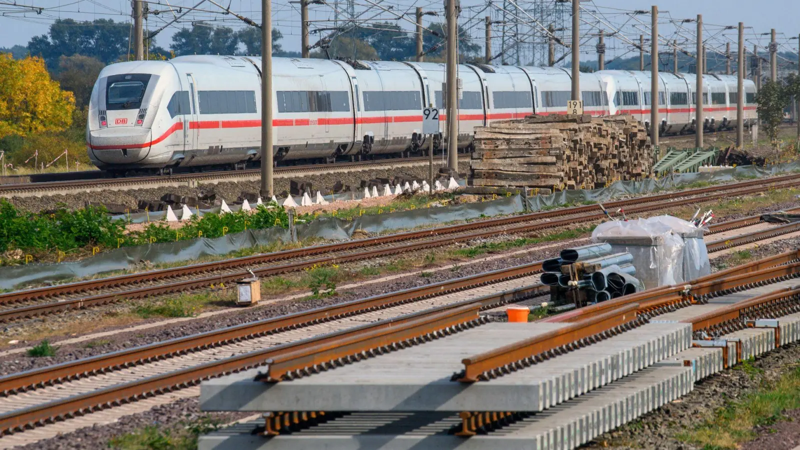 Beginn der Bahn-Bauarbeiten zwischen Hannover und Berlin: Wegen der Umleitung über Magdeburg und Braunschweig verlängert sich die planmäßige Fahrzeit im Fernverkehr um ca. 60 bis 80 Minuten. (Foto: Klaus-Dietmar Gabbert/dpa/dpa-tmn)