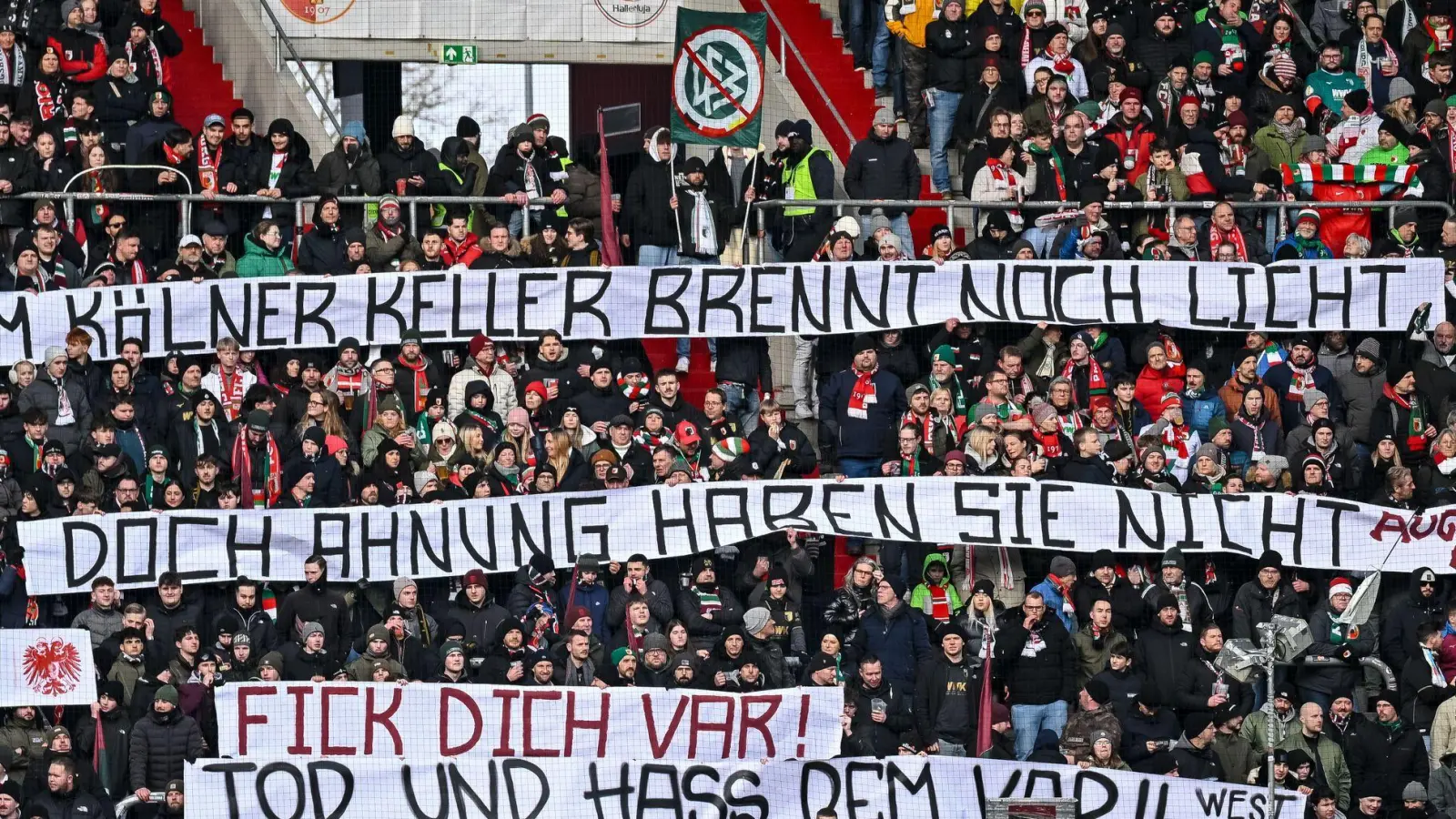 Augsburger Aktion gegen den Videobeweis. (Archivbild) (Foto: Harry Langer/dpa)