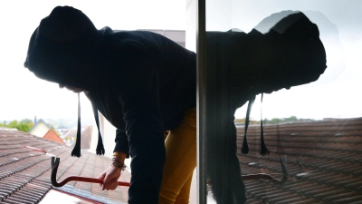 Ein Einbruch in die eigene Wohnung - wie hier auf dem nachgestellten Foto über das Dach - kann das Leben Betroffener komplett auf den Kopf stellen. Auch im Raum Rothenburg gibt es zwar immer wieder solche Fälle. Statistisch signifikant ist die Entwicklung bei diesen Delikten aber nicht. (Symbolbild: Jim Albright)