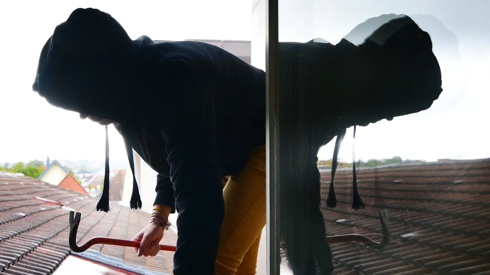 Ein Einbruch in die eigene Wohnung - wie hier auf dem nachgestellten Foto über das Dach - kann das Leben Betroffener komplett auf den Kopf stellen. Auch im Raum Rothenburg gibt es zwar immer wieder solche Fälle. Statistisch signifikant ist die Entwicklung bei diesen Delikten aber nicht. (Symbolbild: Jim Albright)