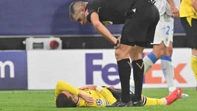 Konstantinos Karetsas (l) musste gegen Villarreal früh ausgewechselt werden. (Foto: Bernd Thissen/dpa)