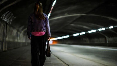 Frauen fühlen sich im öffentlichen Raum häufiger unsicher als Männer. (Foto: Christoph Reichwein/dpa)