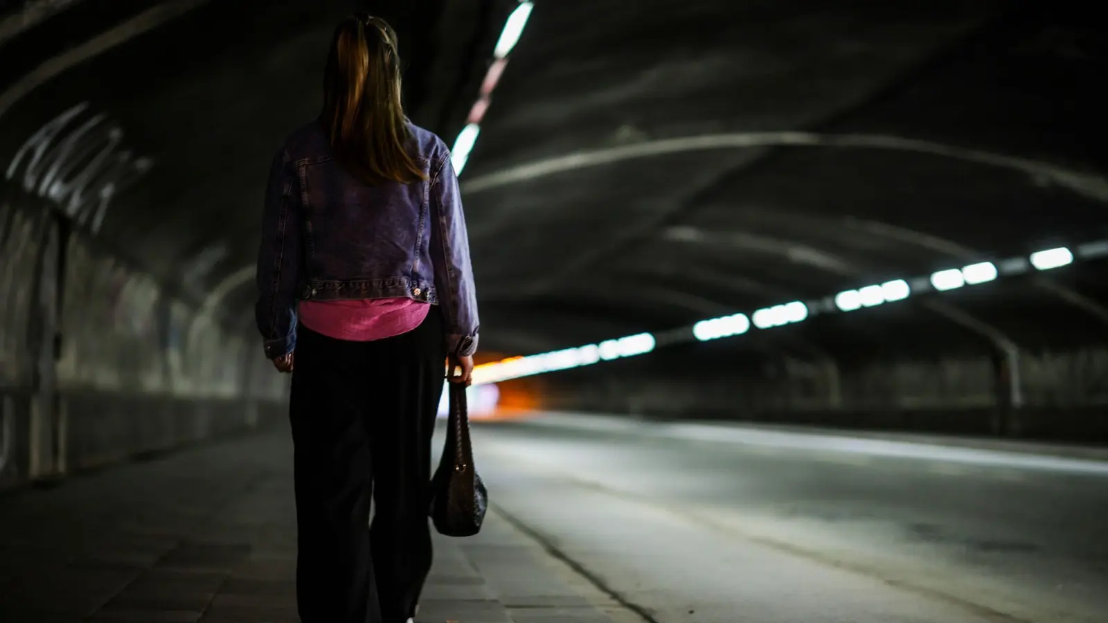 Frauen fühlen sich im öffentlichen Raum häufiger unsicher als Männer. (Foto: Christoph Reichwein/dpa)