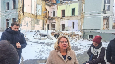 Bundesentwicklungsministerin Svenja Schulze hatte einen emotionalen Besuch der von einem russischen Raketenangriff stark geschädigten Kinderklinik Ochmatdyt in Kiew.  (Foto: Andreas Stein/dpa)