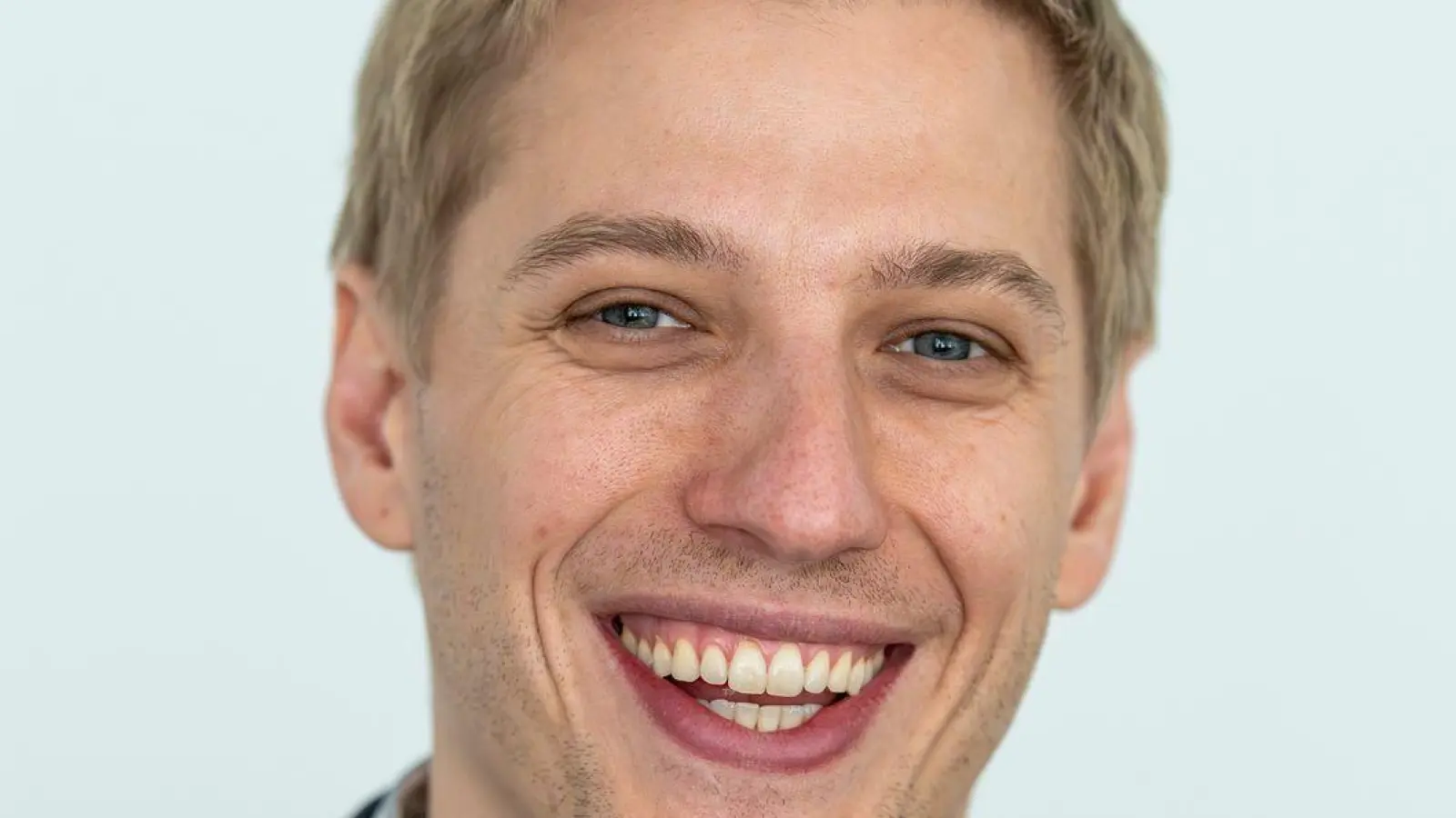 Der Münchner Oberbürgermeister Dominik Krause (Grüne) erhält von seinem Vorgänger Dieter Reiter (SPD) die Amtskette. (Archivbild) (Foto: Peter Kneffel/dpa)