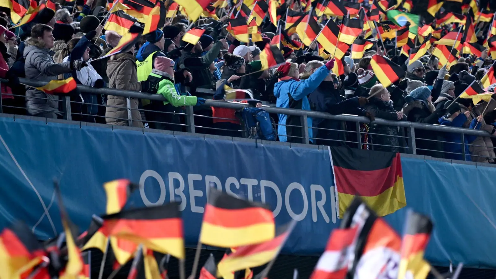Tausende Fans feuerten die deutschen Springer in Oberstdorf an. (Foto: Angelika Warmuth/dpa)