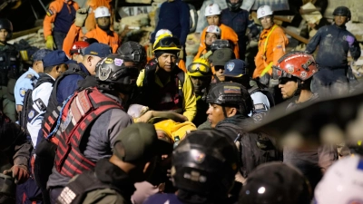 Die Rettungsteams geben die Hoffnung nicht auf.  (Foto: Ariana Cubillos/AP/dpa)