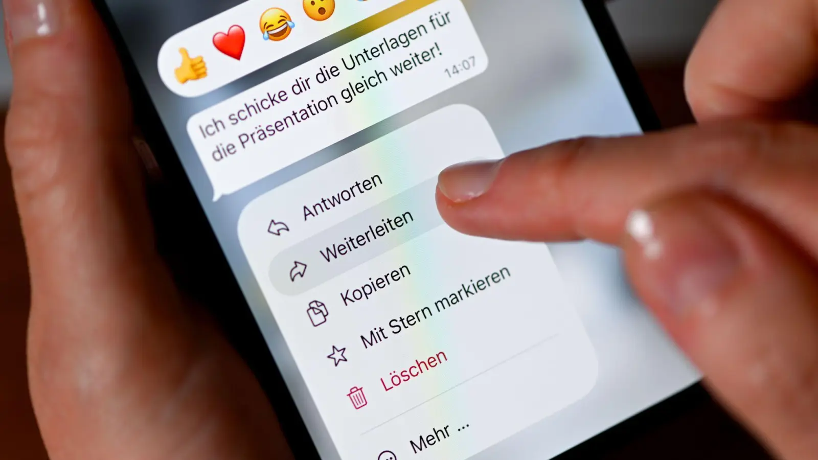 Durfte eine Frau Nachrichten einer Freundin einfach weiterleiten? (Symbolbild) (Foto: Sven Hoppe/dpa)