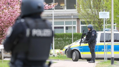 Einsatzkräfte der Polizei suchen am Krankenhaus in Pinneberg nach einer flüchtigen Person.  (Foto: Bodo Marks/dpa)