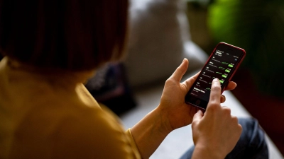 Auch die finanziellen Entscheidungen junger Menschen werden durch soziale Medien stärker beeinflusst als bei älteren Generationen. (Symbolbild) (Foto: Fabian Sommer/dpa/dpa-tmn)