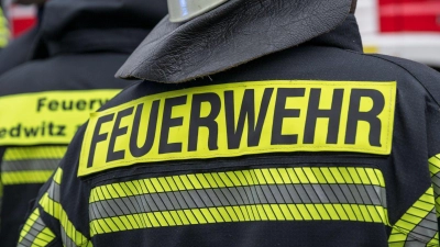 Die Feuerwehr hatte den Brand im Seniorenheim schnell unter Kontrolle. (Symbolbild)  (Foto: Daniel Vogl/dpa)