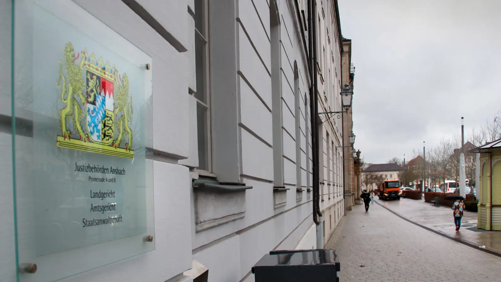 Die Staatsanwaltschaft ist überzeugt, dass ein Mann aus dem Landkreis Ansbach Vater und Schwester im Irak erschoss. Nun steht er vor dem Landgericht an der Ansbacher Promenade. (Foto: Alina Boger )