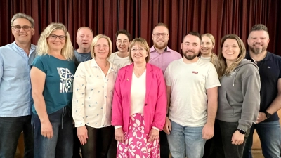 Der Vorstand Der Geißböcke von links: Präsident Holger Wesp, die Beisitzer Claudia Kiehl und Peter Eichner, Schriftführerin Tanja Mühlberger, stellvertretende Kassiererin Ute Frühwald, Vorsitzende Sylvia Seeberger, Vizepräsident Alexander Müller, Beisitzer Niklas Steziwka, erste Schatzmeisterin Annika Frühwald, Beisitzer Janina Fösel und stellvertretender Vorsitzender Michael Eckendörfer. (Foto: Michaela Eckendörfer)