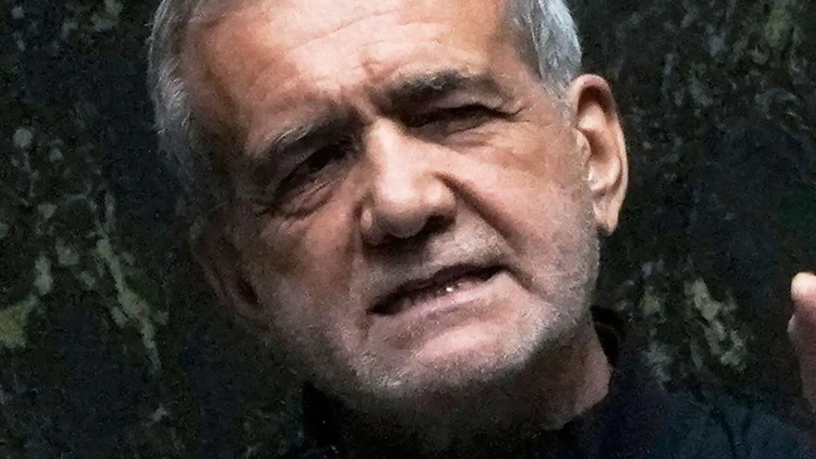 Irans Präsident Peseschkian spricht sich für eine diplomatische Lösung des Konflikts mit den USA aus. (Archivbild) (Foto: Vahid Salemi/AP/dpa)