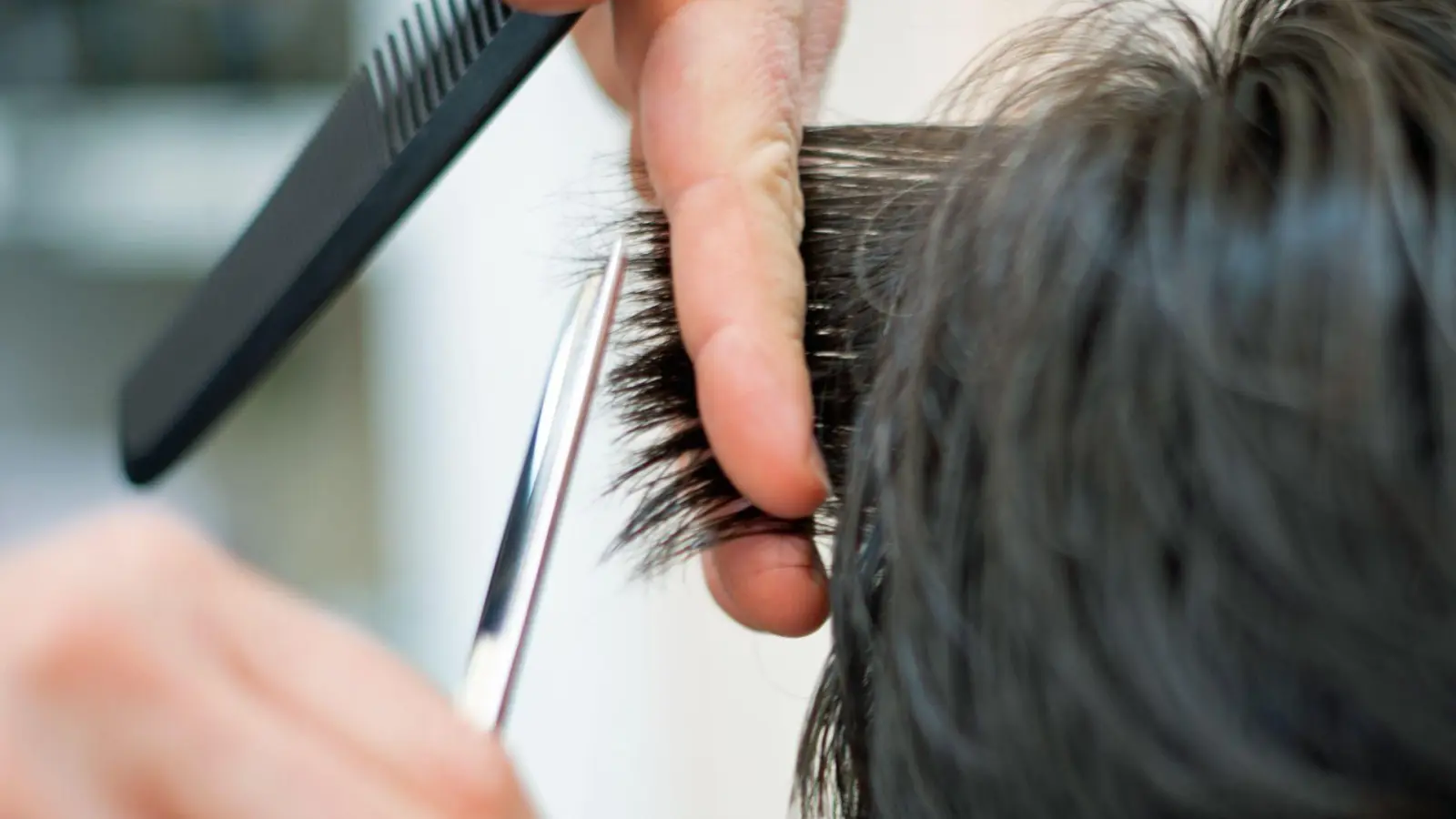 Gegen den 21-jährigen Friseur wurde ein Strafverfahren eingeleitet. (Symbolbild) (Foto: Symbolbild Friseur/dpa)