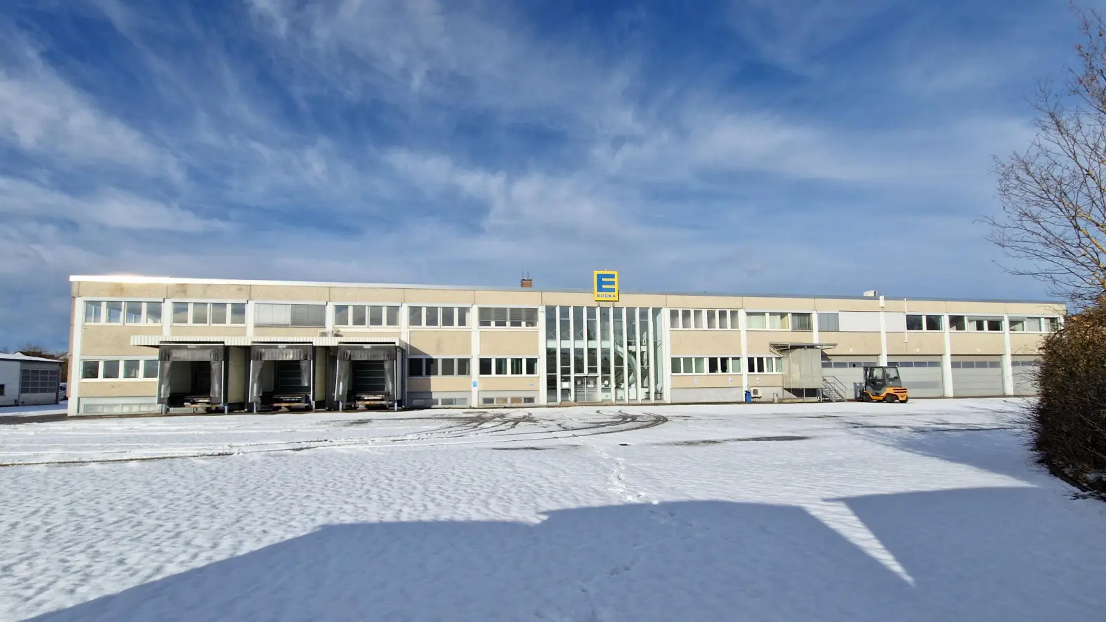 Der Weggang der Edeka wird die Arbeit des Gemeinderats in der nächsten Wahlperiode prägen: Auf dem Gelände sollen Wohnbauflächen entstehen. (Foto: Andrea Walke)