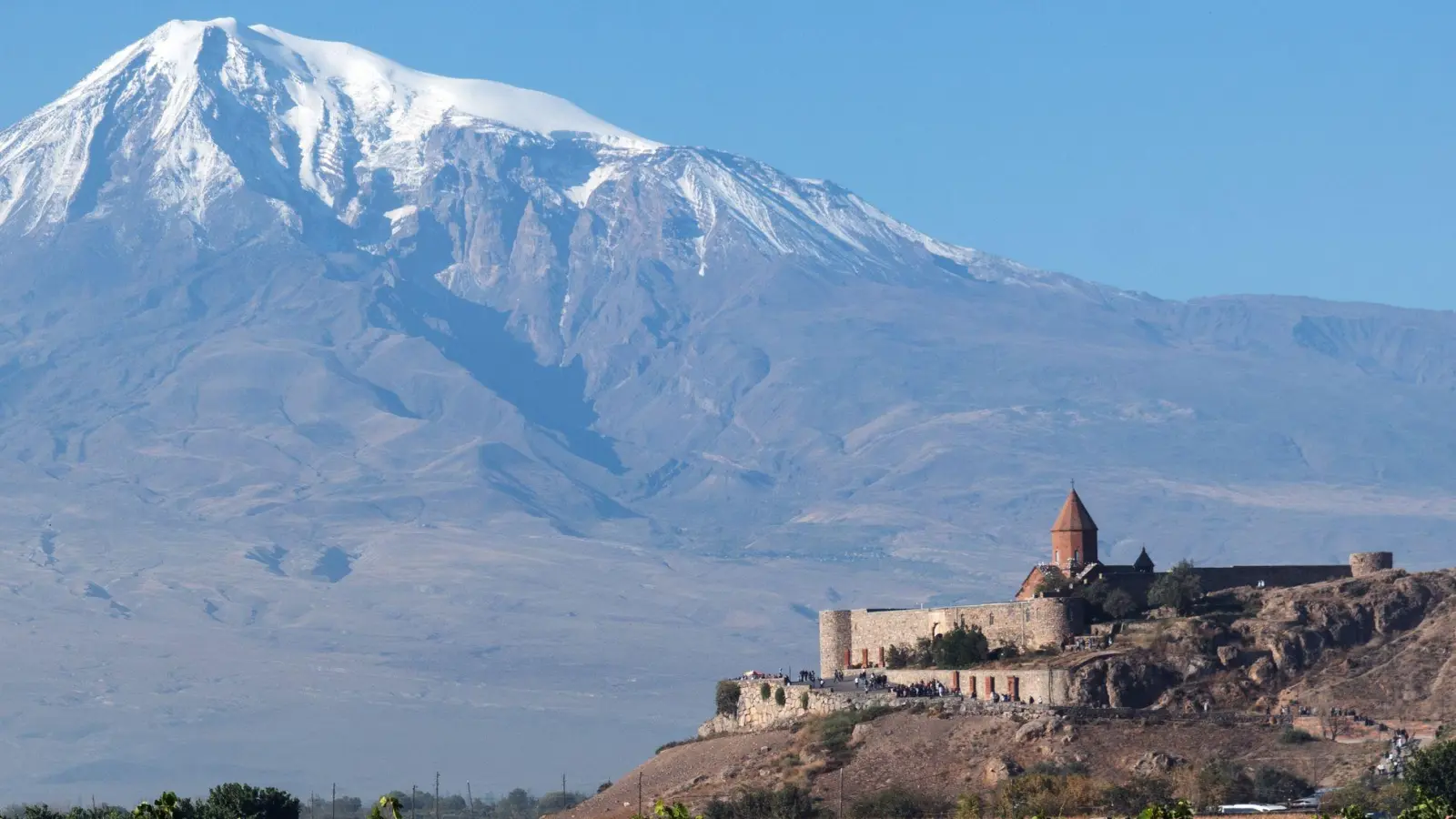 Sakralbau vor der Kulisse des heiligen Berges: das Kloster Khor Virap mit dem Ararat im Hintergrund. (Foto: Andreas Drouve/dpa-tmn)