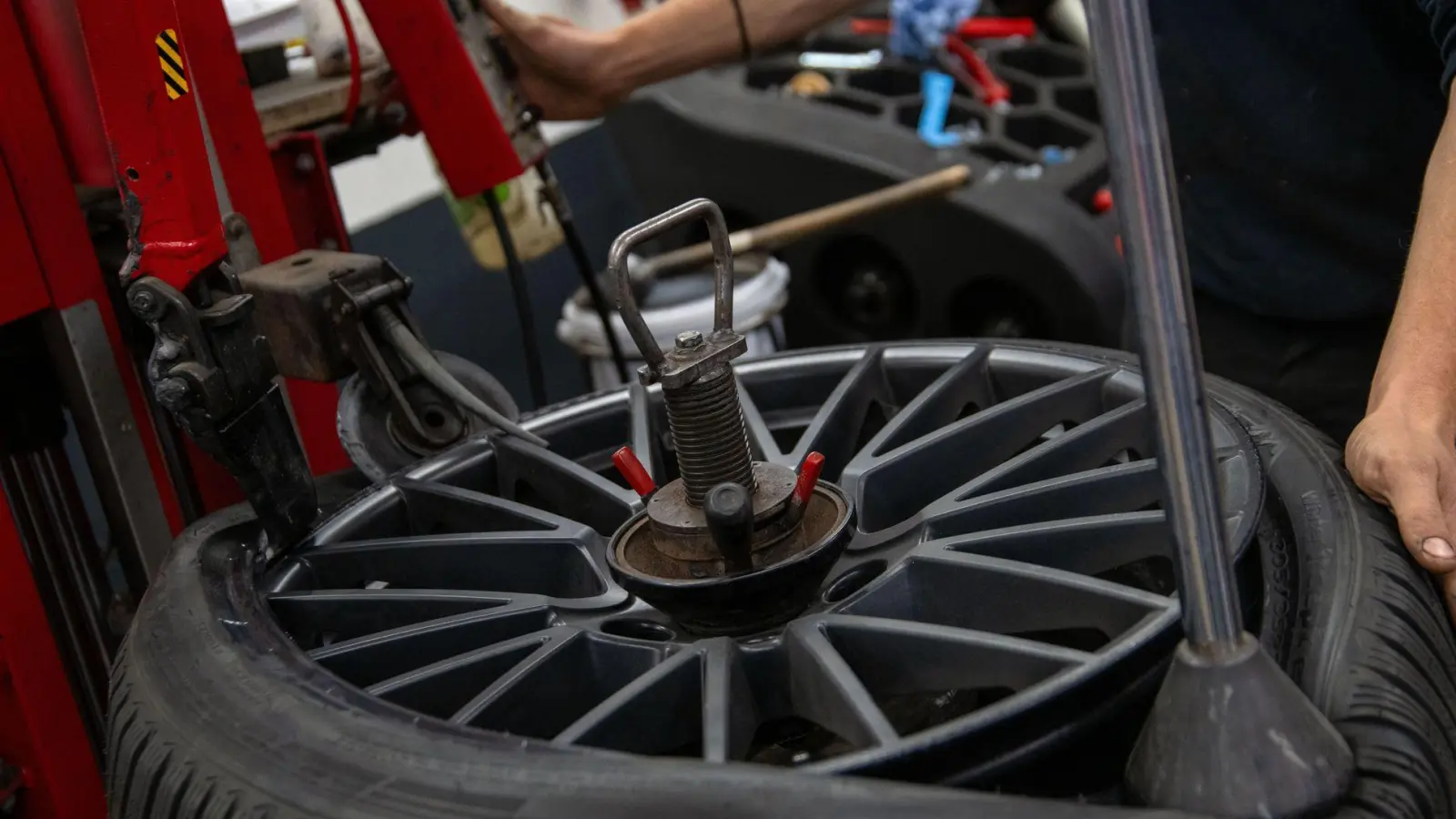 In mehreren Städten in Bayern sind die Mitarbeiter von Autowerkstätten und Autohäusern in den Ausstand getreten, um Druck bei den aktuellen Tarifgesprächen aufzubauen. (Archivfoto) (Foto: Pia Bayer/dpa)