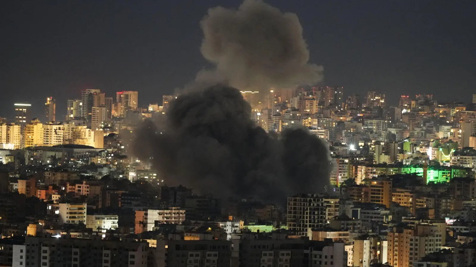 Die israelischen Streitkräfte greifen Ziele im Libanon an.  (Foto: Hassan Ammar/AP/dpa)