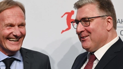 Vertraute im Profifußball: Watzke und Hellmann. (Foto: Arne Dedert/dpa)