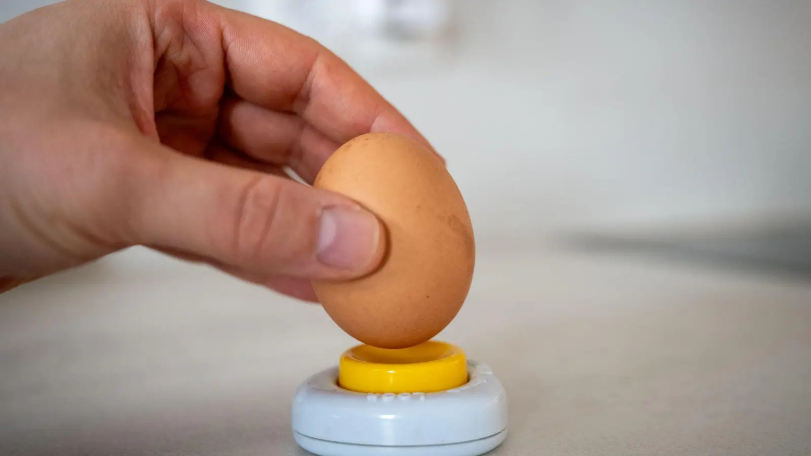 Mythos oder Wahrheit: Das Anstechen von Eiern vor dem Kochen soll das Platzen verhindern, doch wissenschaftlich bewiesen ist diese Methode nicht. (Foto: Zacharie Scheurer/dpa-tmn)