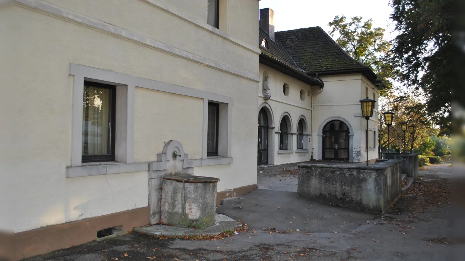 Die besten Tage hat die Windsbacher Stadthalle hinter sich. Über einen Wettbewerb sollen jetzt verschiedene Lösungsansätze für eine Sanierung entstehen. (Archivbild: Petra Mai)