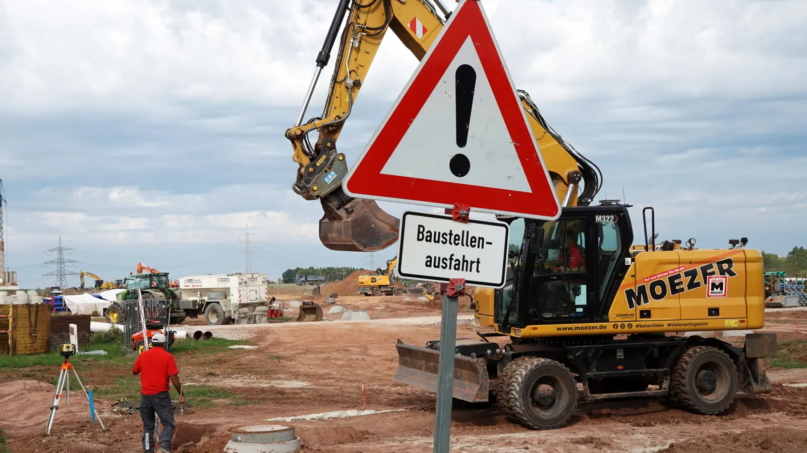 Bei der Erschließung von Bau- und Gewerbegebiet Wilhermsdorf West geht es sichtlich voran, aber die Maßnahme sorgte jetzt für erneuten Diskussionsstoff im Gemeinderat. (Foto: Heinz Wraneschitz)