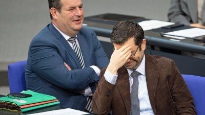 Justizminister Buschmann und Arbeitsminister Heil reagieren in einer Plenardebatte auf einen Zwischenruf (Archivbild). (Foto: Jonathan Penschek/dpa)