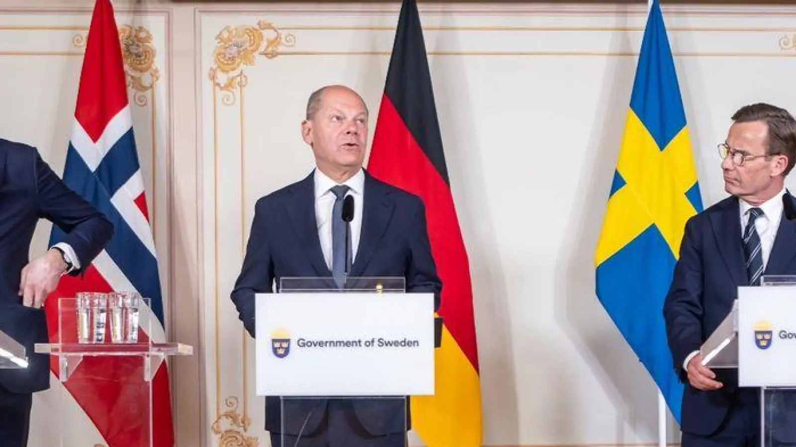 Bundeskanzler Olaf Scholz, nimmt neben (l-r) Bjarni Benediktsson, Ministerpräsident von Island, Jonas Gahr Store, Ministerpräsident von Norwegen, Ulf Kristersson, Ministerpräsident von Schweden, Mette Frederiksen, Ministerpräsidentin von Dänemark, und Petteri Orpo, Ministerpräsident von Finnland, an einer Pressekonferenz nach dem Treffen des Nordischen Rats in Schweden teil. (Foto: Michael Kappeler/dpa)