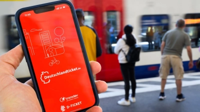 Wer trägt die absehbaren Kostensteigerungen beim Deutschlandticket - Bund oder Länder? Bisher ist noch keine Lösung absehbar. (Symbolbild) (Foto: Julian Stratenschulte/dpa)