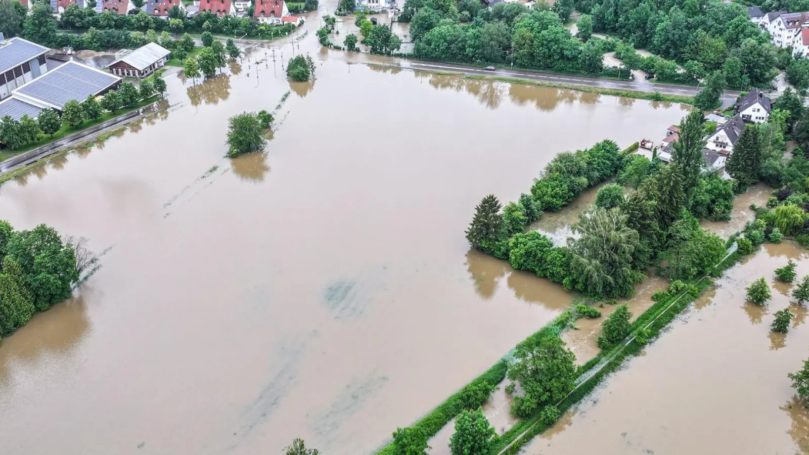 Luftbildaufnahmen zeigen die aus den Ufern getretene Ilm. (Luftaufnahme mit einer Drohne). (Foto: Jason Tschepljakow/dpa)