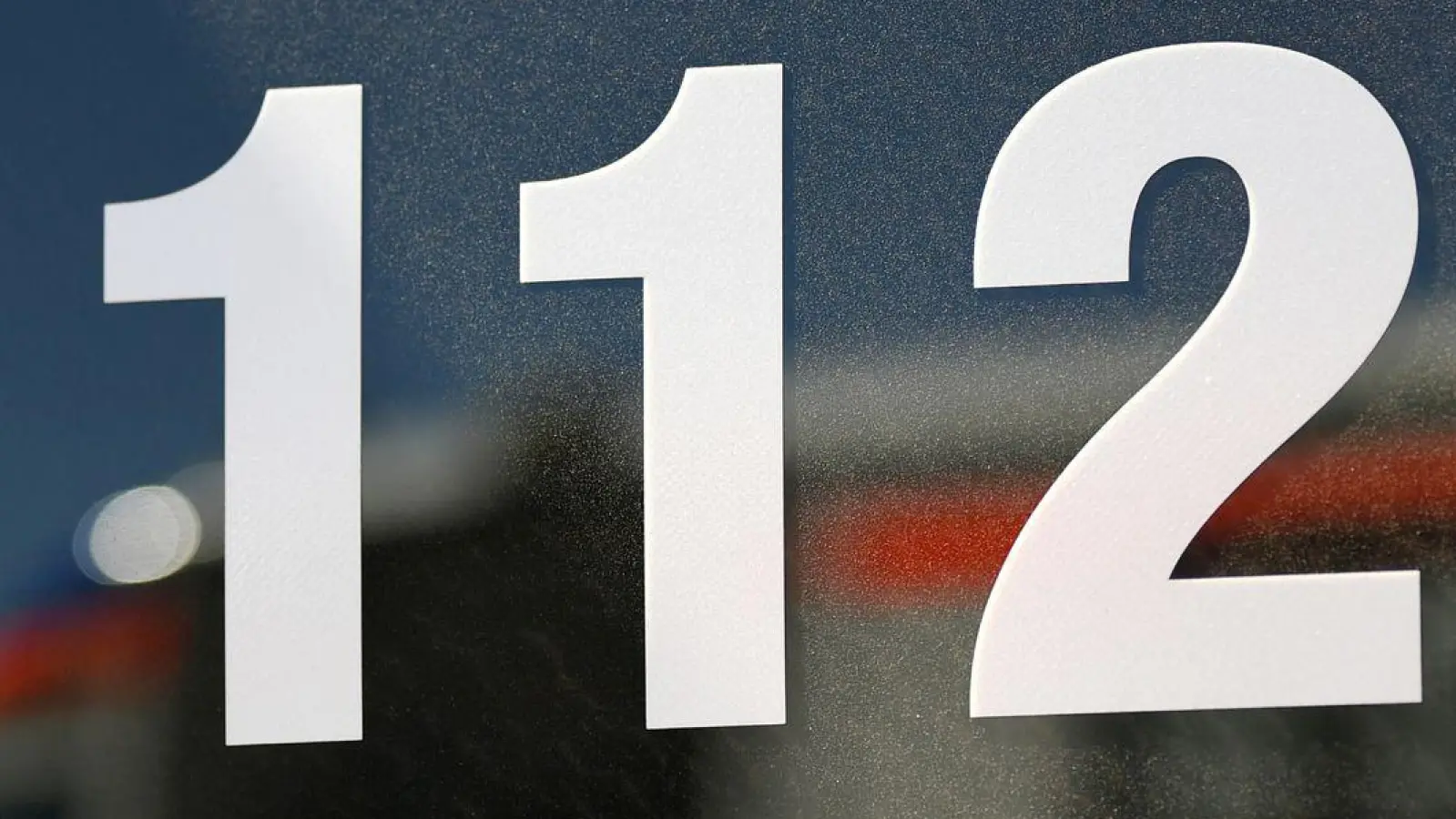 Die Feuerwehr und der Rettungsdienst rückten aus. (Symbolbild) (Foto: Patrick Seeger/dpa)