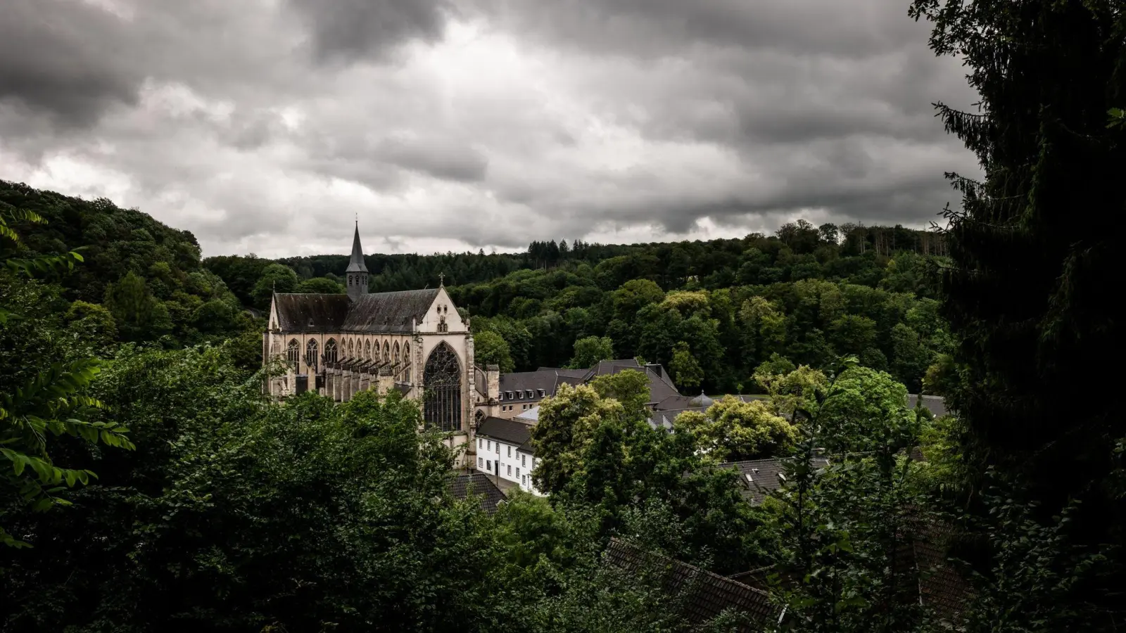 Dunkle Wolken über dem Altenberger Dom (Nordrhein-Westfalen). (Foto: Christian Knieps/dpa)