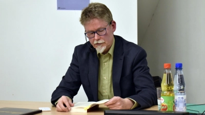 Las aus seinem Romanerstling und plauderte aus dem Nähkästchen: der Autor Tim Sünderhauf- (Foto: Christina Özbek)