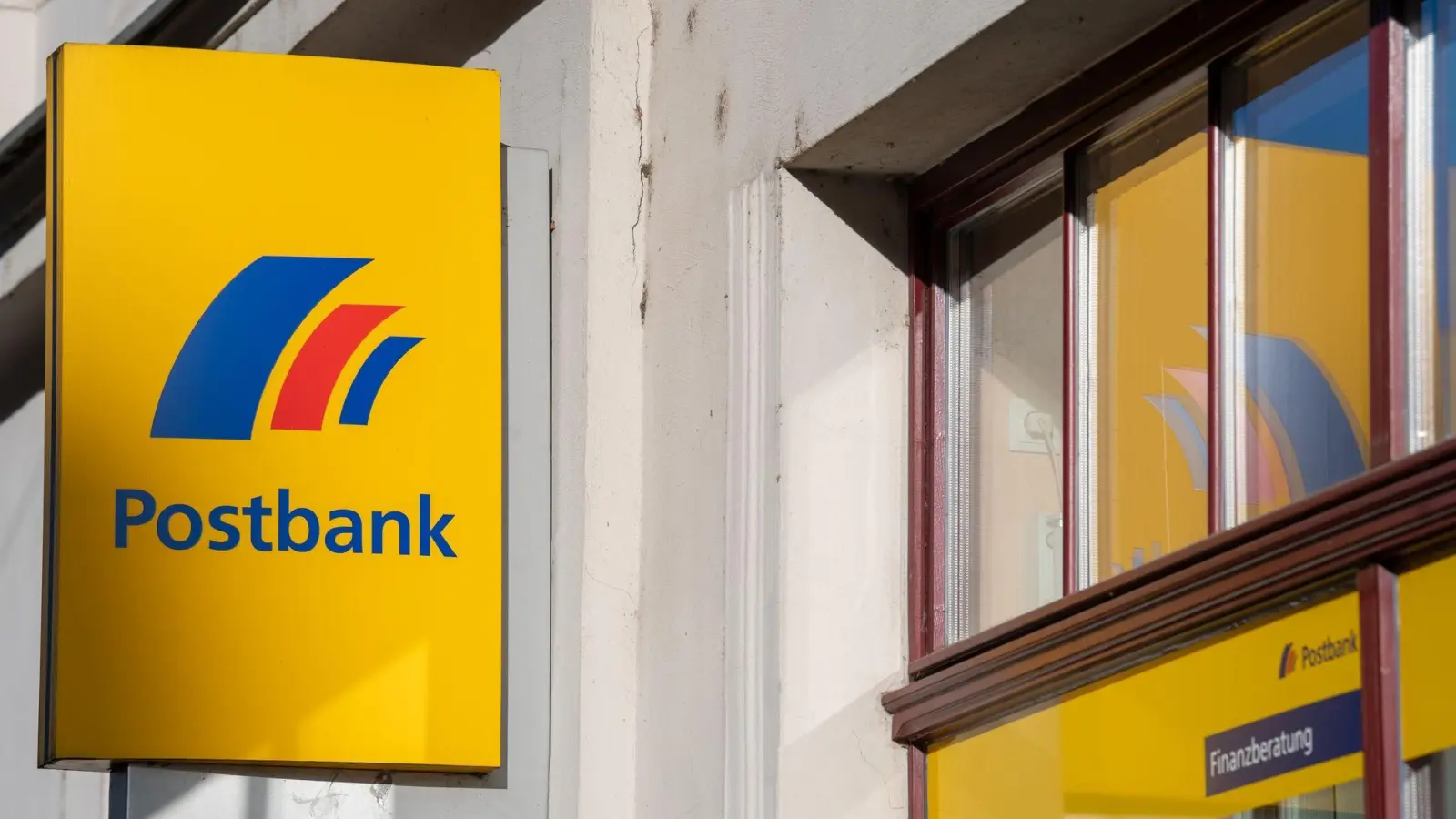 Die Deutsche Bank dünnt das Filialnetz der Tochter Postbank deutlich aus. (Foto: Monika Skolimowska/dpa-Zentralbild/dpa)