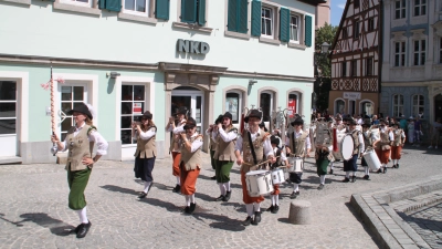 Der Spielmanns- und Fanfarenzug Bad Windsheim führt den Umzug an. (Foto: Hans-Bernd Glanz)