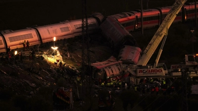 Auch in der Nacht gingen die Rettungsarbeiten weiter. (Foto: Manu Fernandez/AP/dpa)